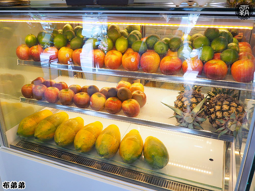 布弟弟Fruit tea tea，中科商圈新開幕新鮮現打果汁，紅、綠、青茶買2送1大優惠~