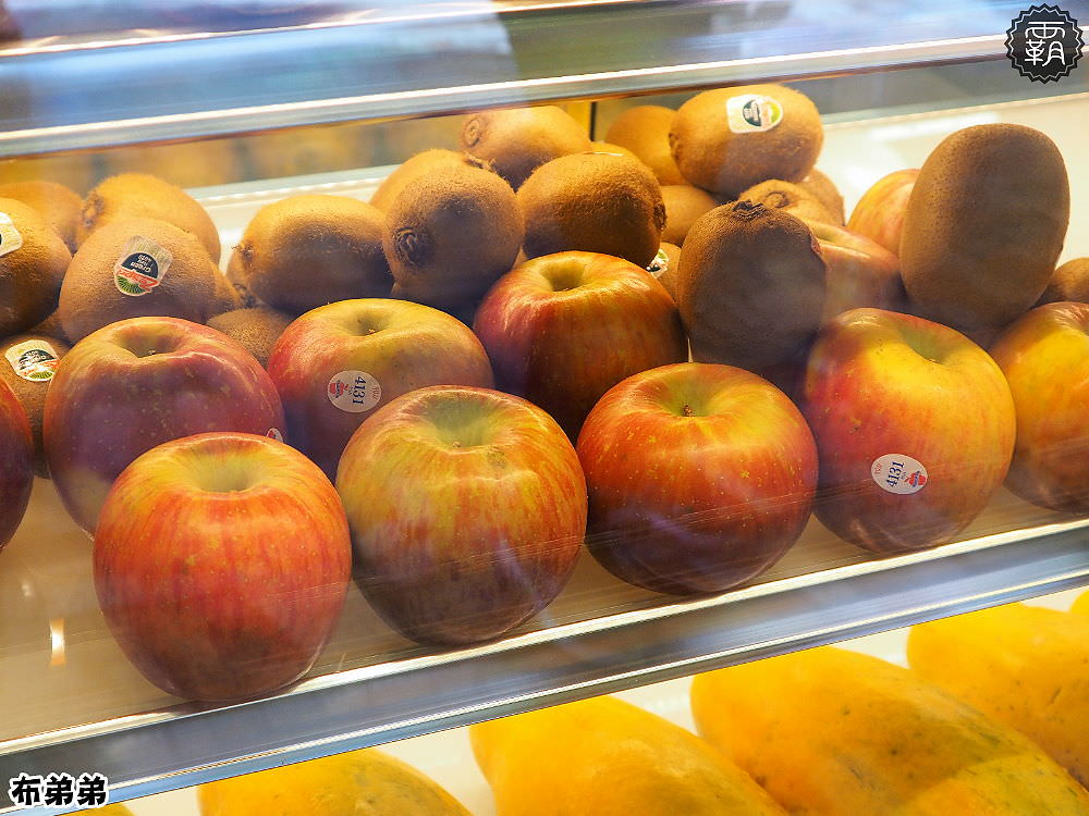 布弟弟Fruit tea tea，中科商圈新開幕新鮮現打果汁，紅、綠、青茶買2送1大優惠~