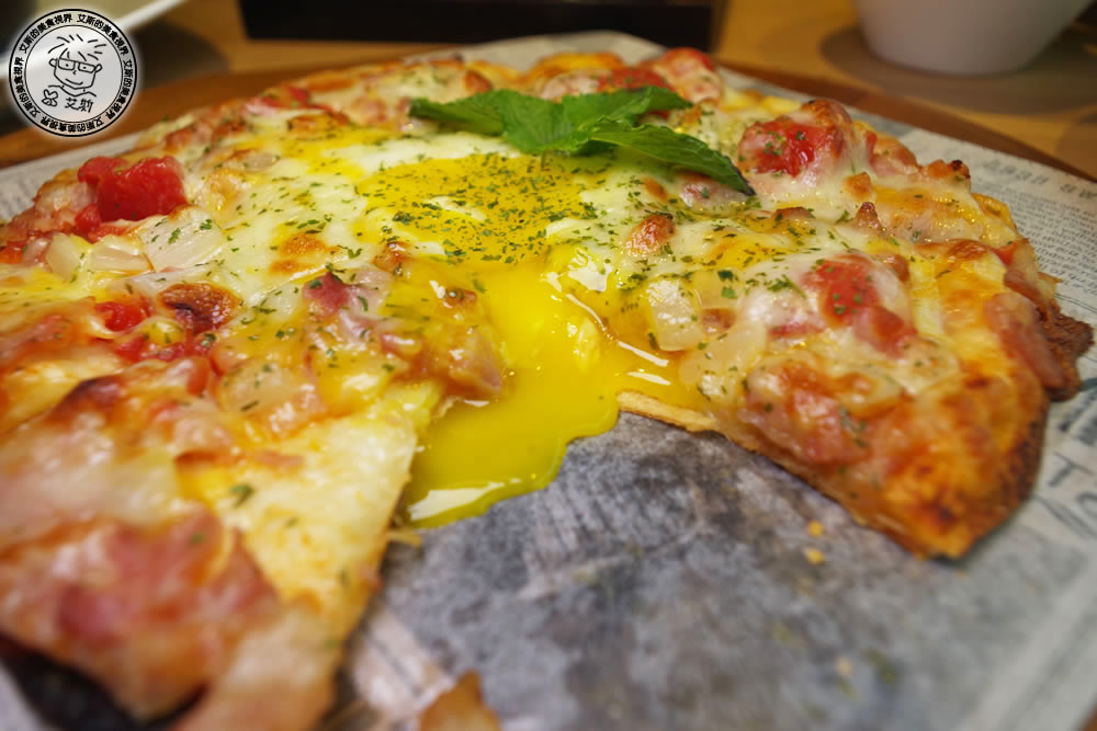 2培根流心蛋披薩2.jpg
