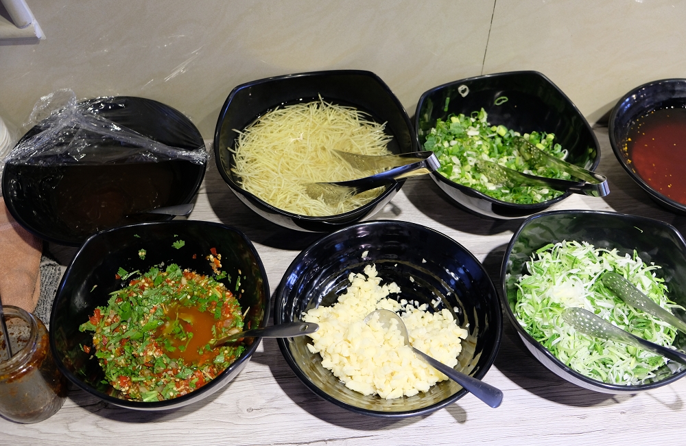 [台南]安平 玻璃牛溫體牛豬肉火鍋 玻璃花般的溫體牛肉 店家嚴選一般火鍋店吃不到的純手工火鍋料