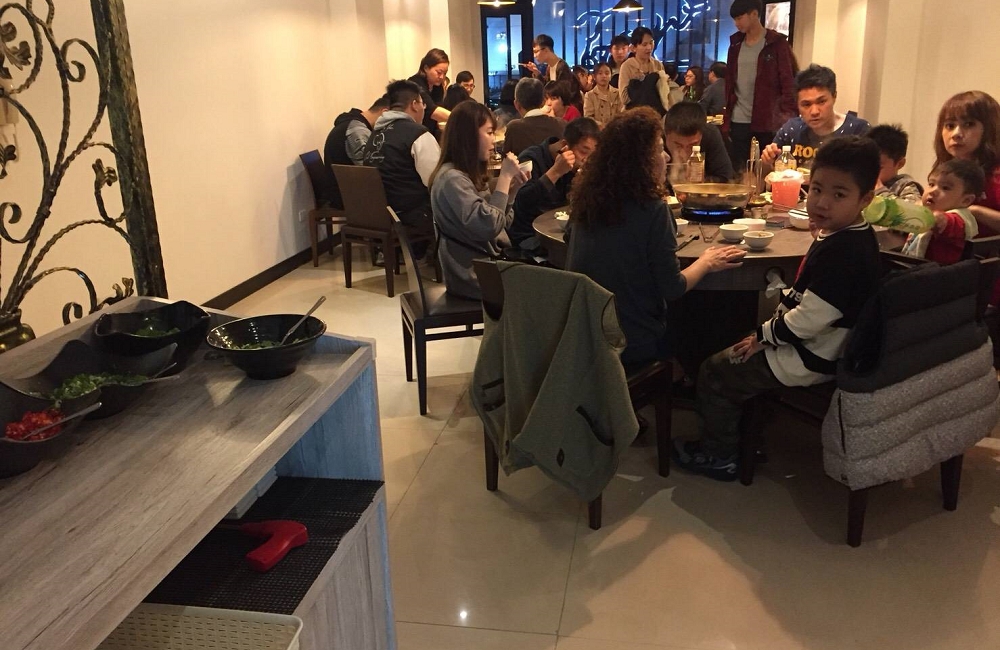 [台南]安平 玻璃牛溫體牛豬肉火鍋 玻璃花般的溫體牛肉 店家嚴選一般火鍋店吃不到的純手工火鍋料