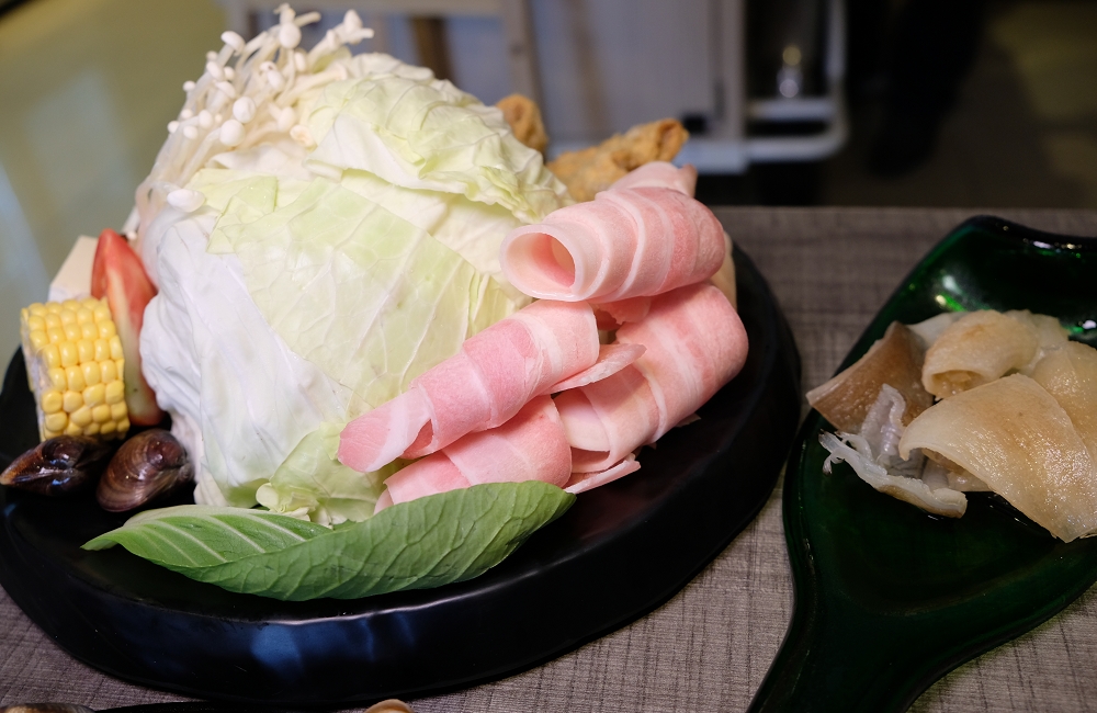 [台南]安平 玻璃牛溫體牛豬肉火鍋 玻璃花般的溫體牛肉 店家嚴選一般火鍋店吃不到的純手工火鍋料