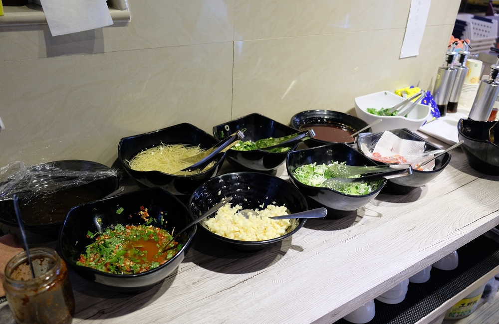 [台南]安平 玻璃牛溫體牛豬肉火鍋 玻璃花般的溫體牛肉 店家嚴選一般火鍋店吃不到的純手工火鍋料