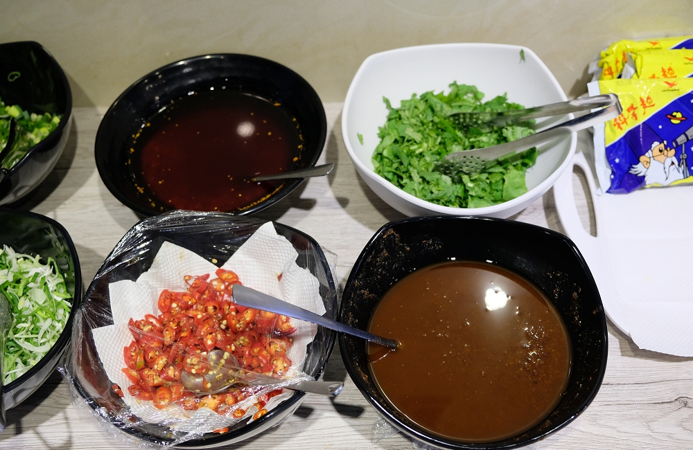 [台南]安平 玻璃牛溫體牛豬肉火鍋 玻璃花般的溫體牛肉 店家嚴選一般火鍋店吃不到的純手工火鍋料