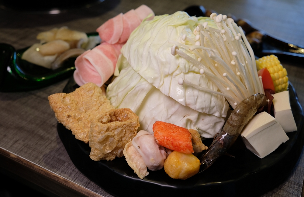 [台南]安平 玻璃牛溫體牛豬肉火鍋 玻璃花般的溫體牛肉 店家嚴選一般火鍋店吃不到的純手工火鍋料