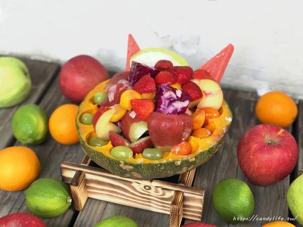 一品菓坊:新竹美食│一品菓坊〃城隍廟旁新開冰菓室,水果鮮新現切帶著走,冰品好吃又平價,激推超浮誇超牌鮮果盅~ 一品菓坊:新竹美食│一品菓坊〃城隍廟旁新開冰菓室,水果鮮新現切帶著走,冰品好吃又平價,激推超浮誇超牌鮮果盅~