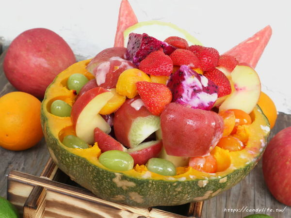 一品菓坊:新竹美食│一品菓坊〃城隍廟旁新開冰菓室,水果鮮新現切帶著走,冰品好吃又平價,激推超浮誇超牌鮮果盅~ 一品菓坊:新竹美食│一品菓坊〃城隍廟旁新開冰菓室,水果鮮新現切帶著走,冰品好吃又平價,激推超浮誇超牌鮮果盅~