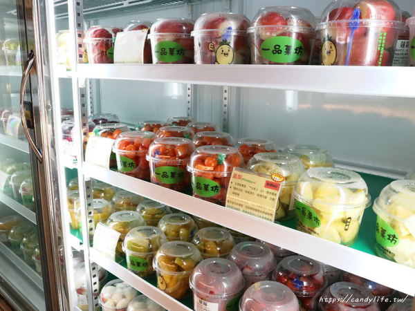 一品菓坊:新竹美食│一品菓坊〃城隍廟旁新開冰菓室,水果鮮新現切帶著走,冰品好吃又平價,激推超浮誇超牌鮮果盅~ 一品菓坊:新竹美食│一品菓坊〃城隍廟旁新開冰菓室,水果鮮新現切帶著走,冰品好吃又平價,激推超浮誇超牌鮮果盅~