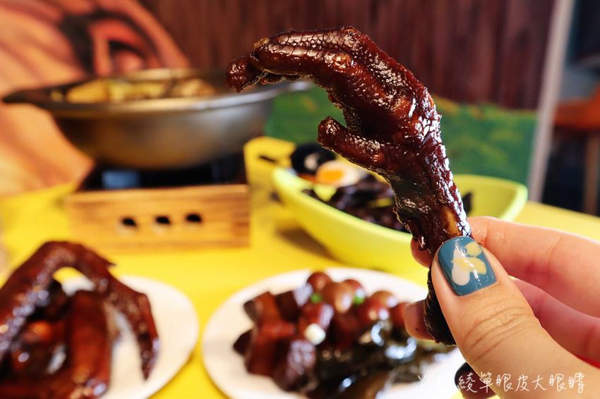 一個人也可以吃薑母雞跟麻辣鴨血豆腐鍋！新竹城隍廟冰店推出個人平價鍋物陪你過冬