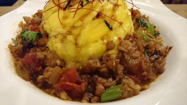 Awake Coffee(巨蛋店)：高雄~Awake Coffee (巨蛋店)~超好拍創意娃娃牆~萌萌噠貓爪蛋糕及貓咪拉花~美味餐點溫馨氣氛~值得推薦~