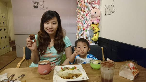 Awake Coffee(巨蛋店)：高雄~Awake Coffee (巨蛋店)~超好拍創意娃娃牆~萌萌噠貓爪蛋糕及貓咪拉花~美味餐點溫馨氣氛~值得推薦~