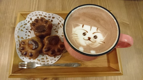 Awake Coffee(巨蛋店)：高雄~Awake Coffee (巨蛋店)~超好拍創意娃娃牆~萌萌噠貓爪蛋糕及貓咪拉花~美味餐點溫馨氣氛~值得推薦~