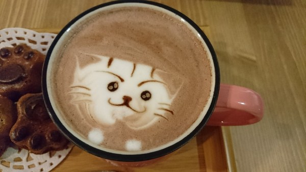 Awake Coffee(巨蛋店)：高雄~Awake Coffee (巨蛋店)~超好拍創意娃娃牆~萌萌噠貓爪蛋糕及貓咪拉花~美味餐點溫馨氣氛~值得推薦~