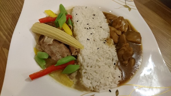 Awake Coffee(巨蛋店)：高雄~Awake Coffee (巨蛋店)~超好拍創意娃娃牆~萌萌噠貓爪蛋糕及貓咪拉花~美味餐點溫馨氣氛~值得推薦~