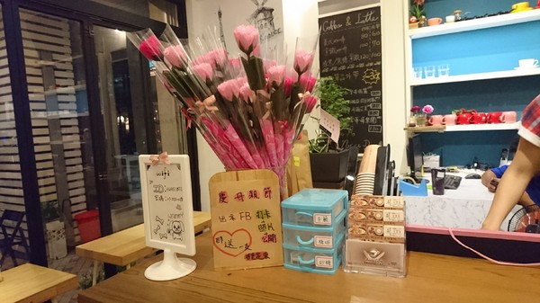 Awake Coffee(巨蛋店)：高雄~Awake Coffee (巨蛋店)~超好拍創意娃娃牆~萌萌噠貓爪蛋糕及貓咪拉花~美味餐點溫馨氣氛~值得推薦~