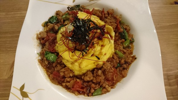 Awake Coffee(巨蛋店)：高雄~Awake Coffee (巨蛋店)~超好拍創意娃娃牆~萌萌噠貓爪蛋糕及貓咪拉花~美味餐點溫馨氣氛~值得推薦~