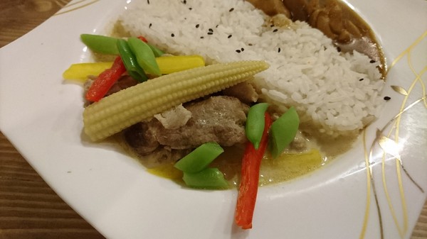 Awake Coffee(巨蛋店)：高雄~Awake Coffee (巨蛋店)~超好拍創意娃娃牆~萌萌噠貓爪蛋糕及貓咪拉花~美味餐點溫馨氣氛~值得推薦~