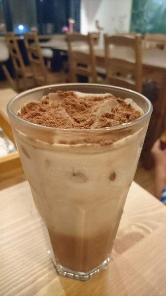 Awake Coffee(巨蛋店)：高雄~Awake Coffee (巨蛋店)~超好拍創意娃娃牆~萌萌噠貓爪蛋糕及貓咪拉花~美味餐點溫馨氣氛~值得推薦~