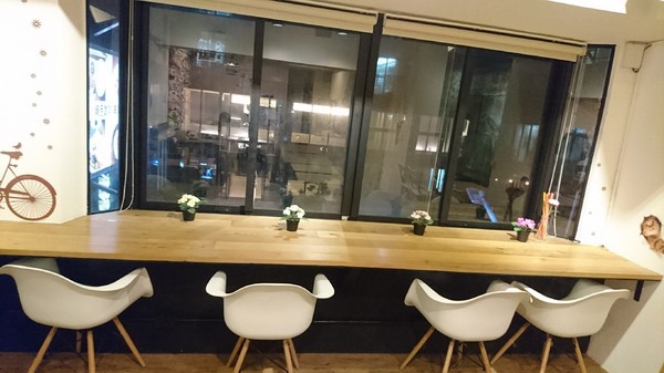 Awake Coffee(巨蛋店)：高雄~Awake Coffee (巨蛋店)~超好拍創意娃娃牆~萌萌噠貓爪蛋糕及貓咪拉花~美味餐點溫馨氣氛~值得推薦~