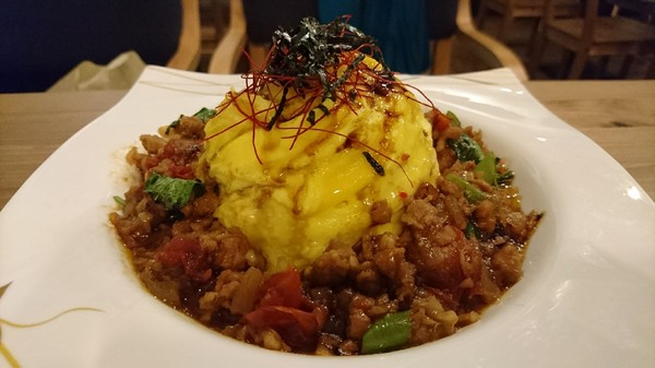 Awake Coffee(巨蛋店)：高雄~Awake Coffee (巨蛋店)~超好拍創意娃娃牆~萌萌噠貓爪蛋糕及貓咪拉花~美味餐點溫馨氣氛~值得推薦~