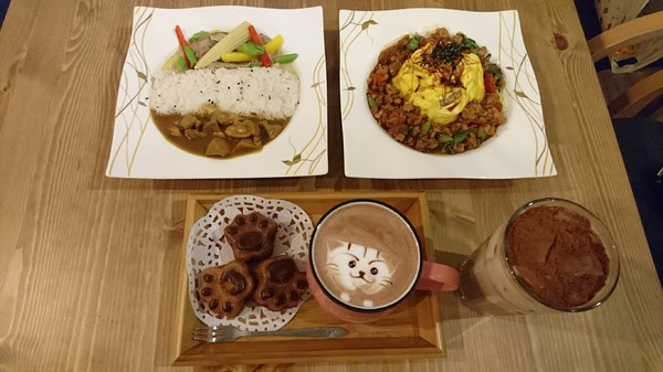 Awake Coffee(巨蛋店)：高雄~Awake Coffee (巨蛋店)~超好拍創意娃娃牆~萌萌噠貓爪蛋糕及貓咪拉花~美味餐點溫馨氣氛~值得推薦~