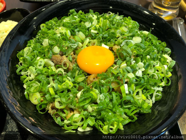 圓圓家愛吃貨—《南港美食》21種cp值超高丼飯,蔥跟肉滿到看不到飯,新丼就馬上行動!