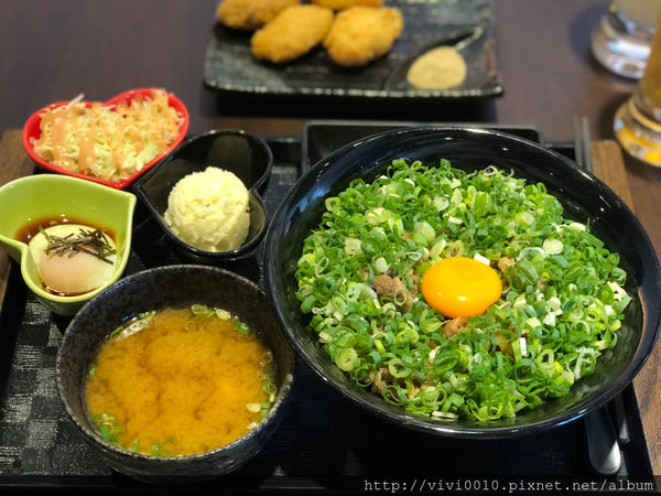 圓圓家愛吃貨—《南港美食》21種cp值超高丼飯,蔥跟肉滿到看不到飯,新丼就馬上行動!