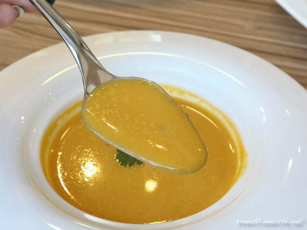 高冠 High Crown Café Bistro:台中美食│高冠咖啡餐酒館〃台中包場餐廳推薦,平日提供商業午餐,還會不定期舉辦紅酒晚宴~