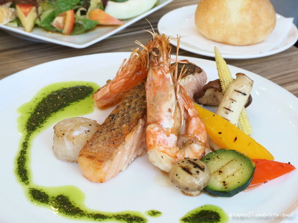 高冠 High Crown Café Bistro:台中美食│高冠咖啡餐酒館〃台中包場餐廳推薦,平日提供商業午餐,還會不定期舉辦紅酒晚宴~