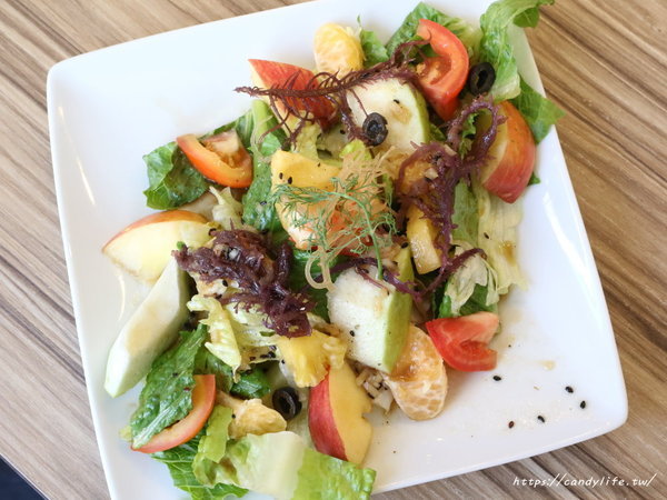 高冠 High Crown Café Bistro:台中美食│高冠咖啡餐酒館〃台中包場餐廳推薦,平日提供商業午餐,還會不定期舉辦紅酒晚宴~