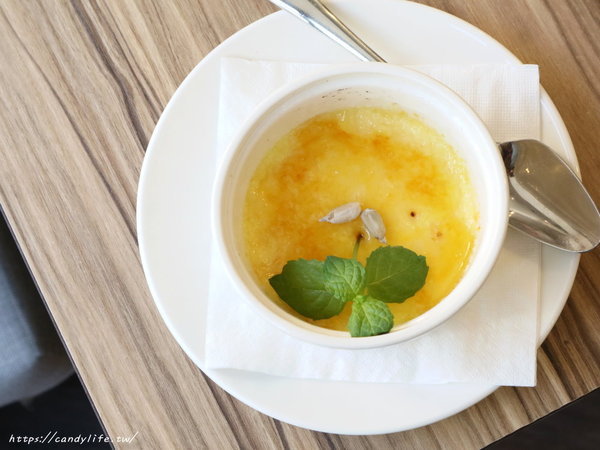 高冠 High Crown Café Bistro:台中美食│高冠咖啡餐酒館〃台中包場餐廳推薦,平日提供商業午餐,還會不定期舉辦紅酒晚宴~