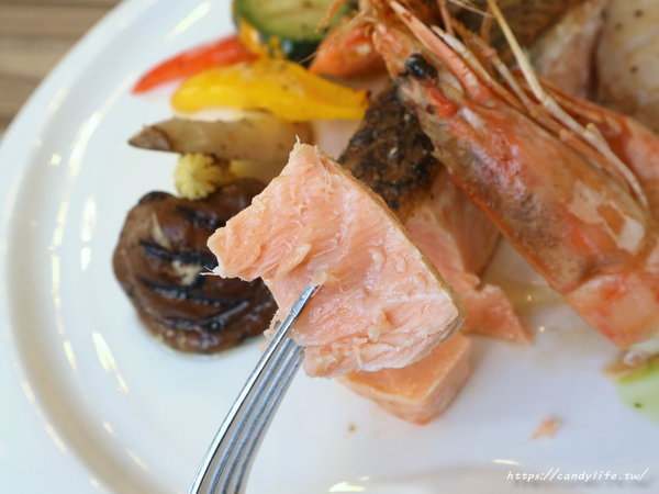 高冠 High Crown Café Bistro:台中美食│高冠咖啡餐酒館〃台中包場餐廳推薦,平日提供商業午餐,還會不定期舉辦紅酒晚宴~