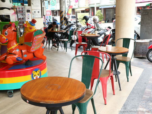 七拾間以上 麻辣大腸麵線 甜不辣:台中美食│七拾間以上 麻辣大腸麵線 甜不辣〃來自台北口味,甜不辣吃完加湯超讚,有冷氣內用區,還有兒童遊戲室~