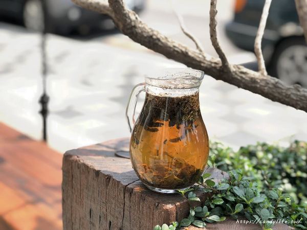 原飲：台中美食│原飲〃文青飲料店再一發!!梨子咖啡館新作，堅持使用台灣有機茶葉，純粹好喝，鮮果茶系列也很推!!