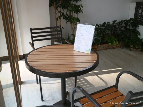 原飲：台中美食│原飲〃文青飲料店再一發!!梨子咖啡館新作，堅持使用台灣有機茶葉，純粹好喝，鮮果茶系列也很推!!