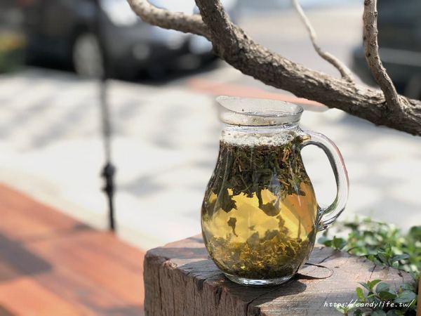 原飲：台中美食│原飲〃文青飲料店再一發!!梨子咖啡館新作，堅持使用台灣有機茶葉，純粹好喝，鮮果茶系列也很推!!