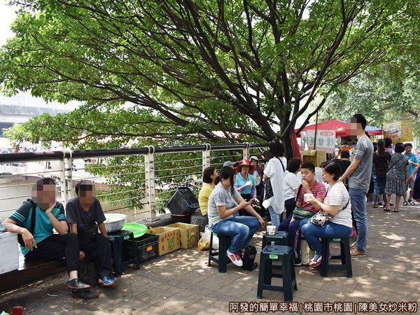 陳美女炒米粉04-吃豆花閒聊.JPG