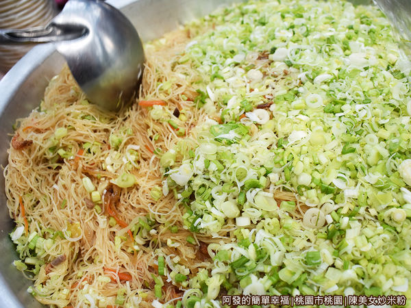 陳美女炒米粉09-開始勺炒米粉.JPG