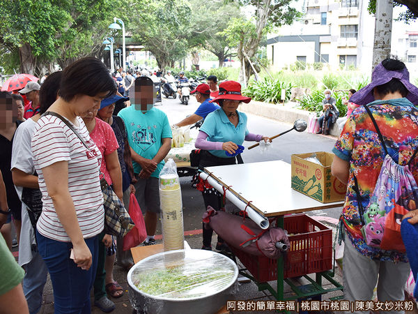 陳美女炒米粉06-一擺攤民眾圍了上來.JPG