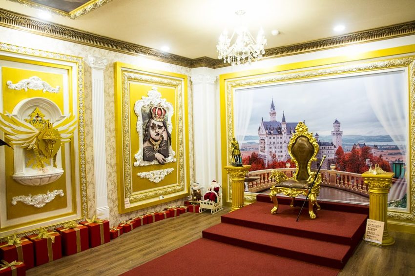 金碧辉皇的城堡里有国王,公主的宝座,权杖,皇冠等拍照道具全都有, 想