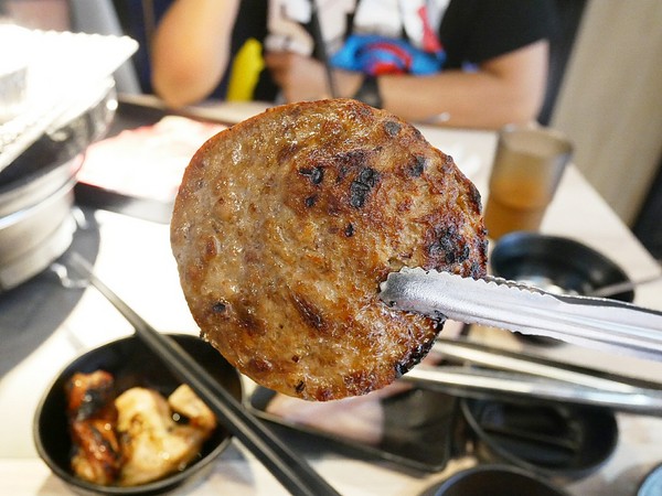 牙打燒肉:牙打燒肉-蘆洲長榮路上新開燒肉吃到飽 環境整潔明亮 餐點選擇多且食材新鮮 朋友聚餐的好地方