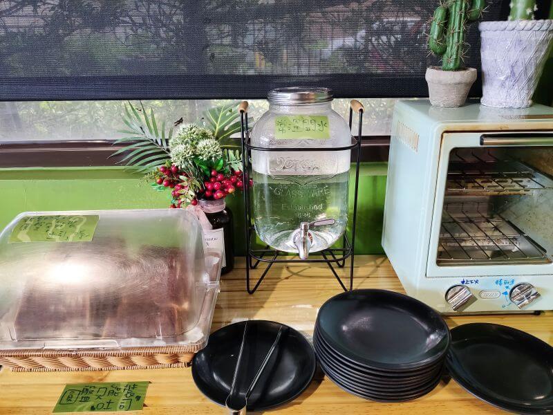 想吃鍋精緻百元鍋 飲用水及烤吐司