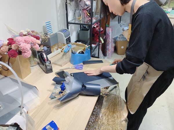 台北質感花店推薦,花藝師正在包裝花束中.JPG