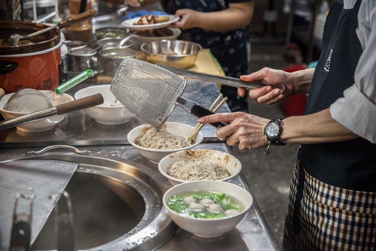 [桃園南崁]隱密極品乾麵！彈牙汕頭香Ｑ麵，濃香滷汁超涮嘴！心怡汕頭香Q麵 - 大手牽小手。玩樂趣