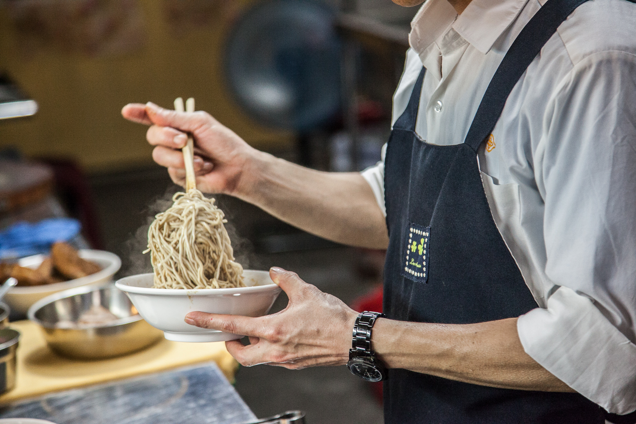 [桃園南崁]隱密極品乾麵！彈牙汕頭香Ｑ麵，濃香滷汁超涮嘴！心怡汕頭香Q麵 - 大手牽小手。玩樂趣