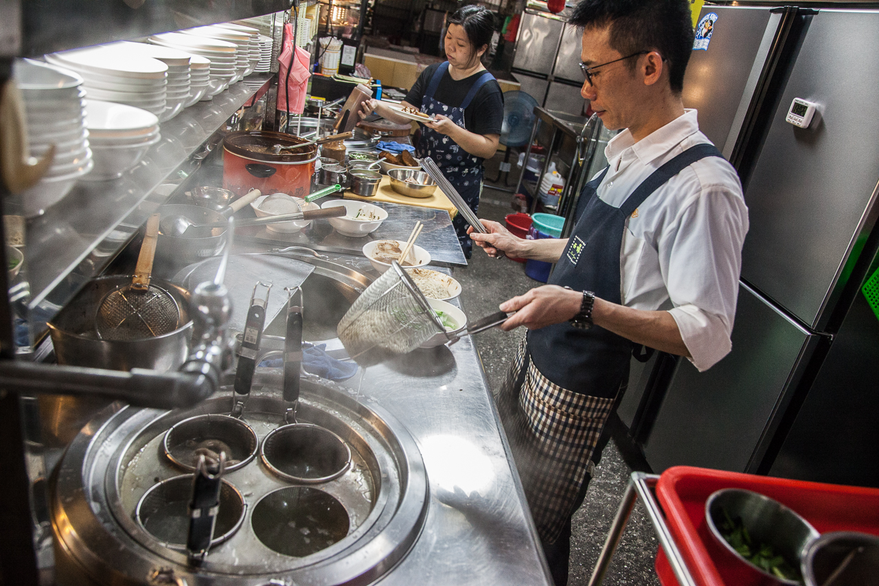 [桃園南崁]隱密極品乾麵！彈牙汕頭香Ｑ麵，濃香滷汁超涮嘴！心怡汕頭香Q麵 - 大手牽小手。玩樂趣