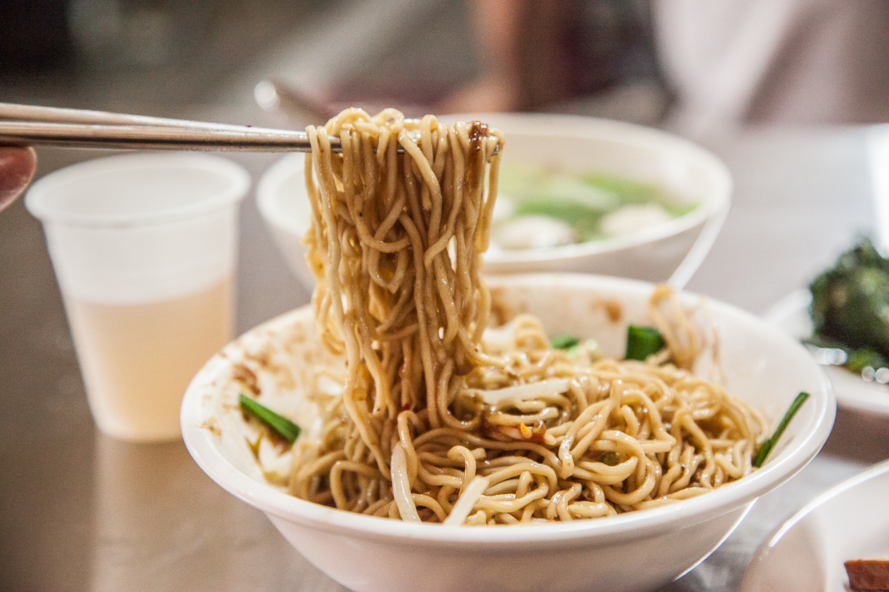 [桃園南崁]隱密極品乾麵！彈牙汕頭香Ｑ麵，濃香滷汁超涮嘴！心怡汕頭香Q麵 - 大手牽小手。玩樂趣
