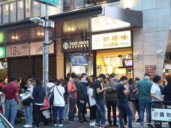 彩虹燒：台中美食│彩虹燒〃嘉義超人氣打卡美食彩虹燒進軍台中一中商圈啦!!慶開幕還有買一送一的優惠唷~