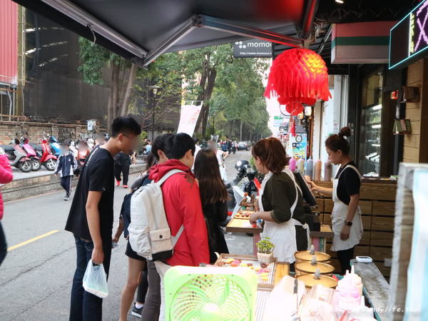 彩虹燒：台中美食│彩虹燒〃嘉義超人氣打卡美食彩虹燒進軍台中一中商圈啦!!慶開幕還有買一送一的優惠唷~