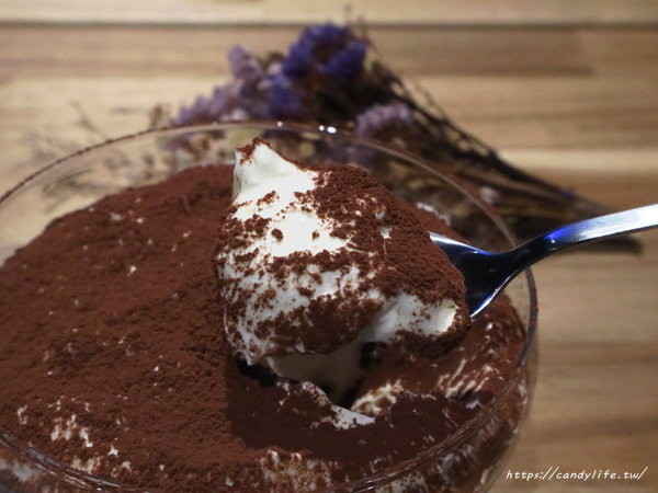 Lovewine葡萄酒專賣店&法式餐廳:台中美食│Love Wine葡萄酒專賣店&法餐酒館〃美食配紅酒,還有專利品酒鮮飲機,紅酒一杯25元起~